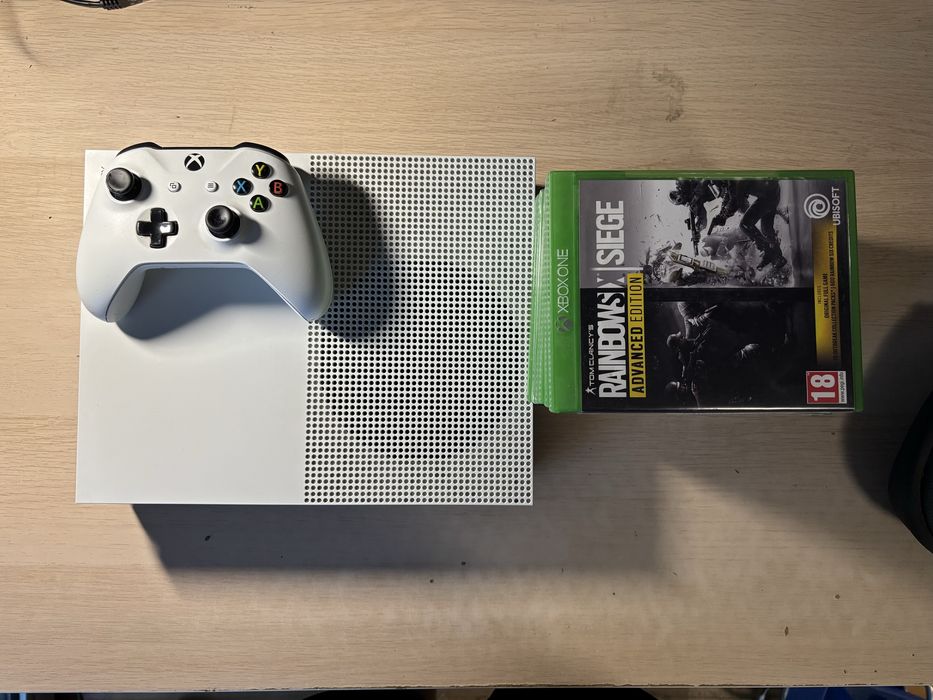 Xbox One S 1Tb + 2 контролера и 11 игри