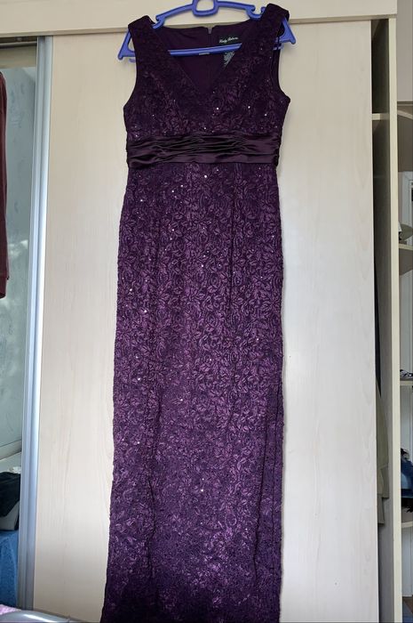Фиолетовое вечернее платье.
