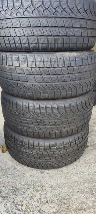 Vând 4 cauciucuri Pirelli 245 35 R19
