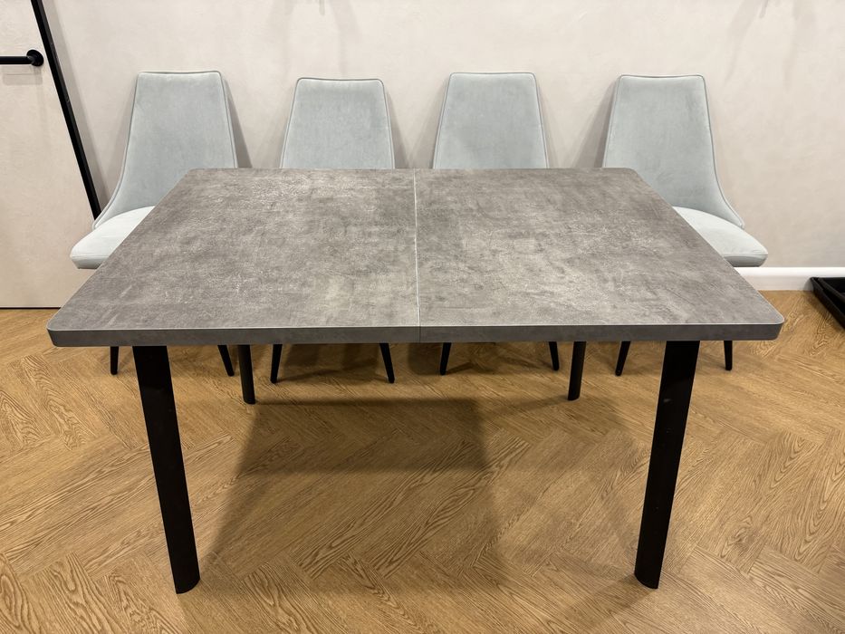 Продаются кухонный стол и стулья