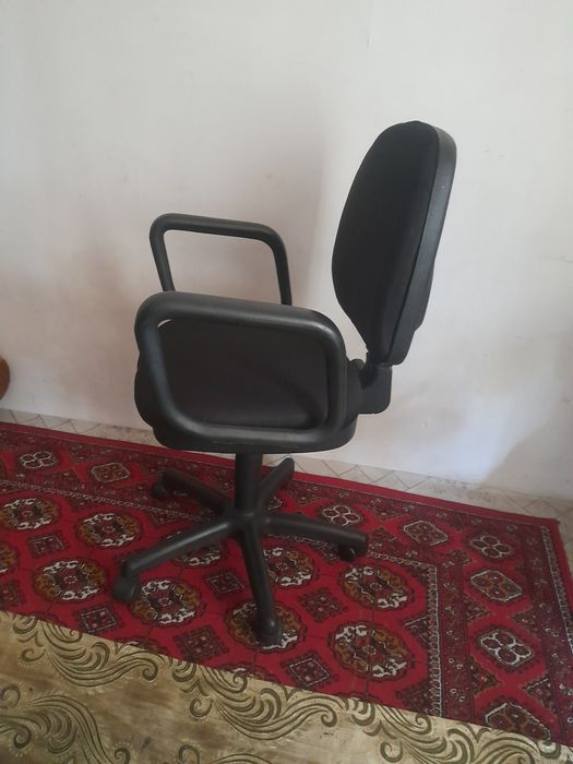 Продаются офисное кресло в рабочем состоянии.