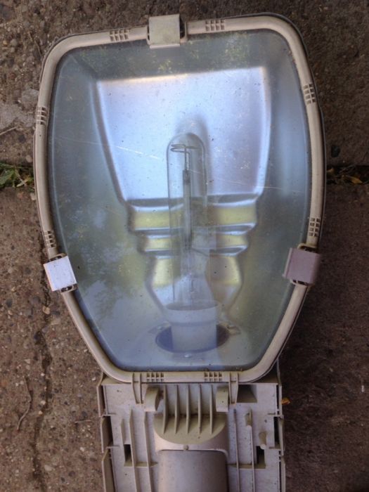 Neon sau lampa stradală