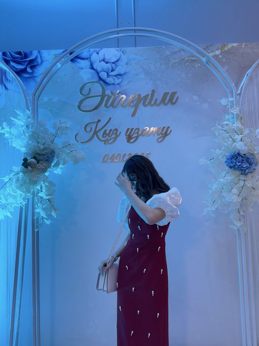 платье нарядное.