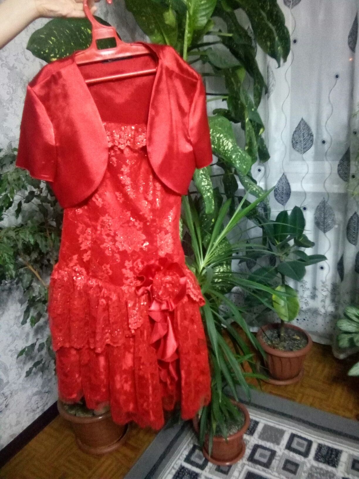 Продам  красное  платье