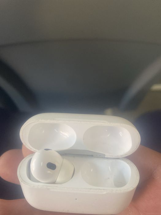Airpods 2 pro только кейс и левый наушник