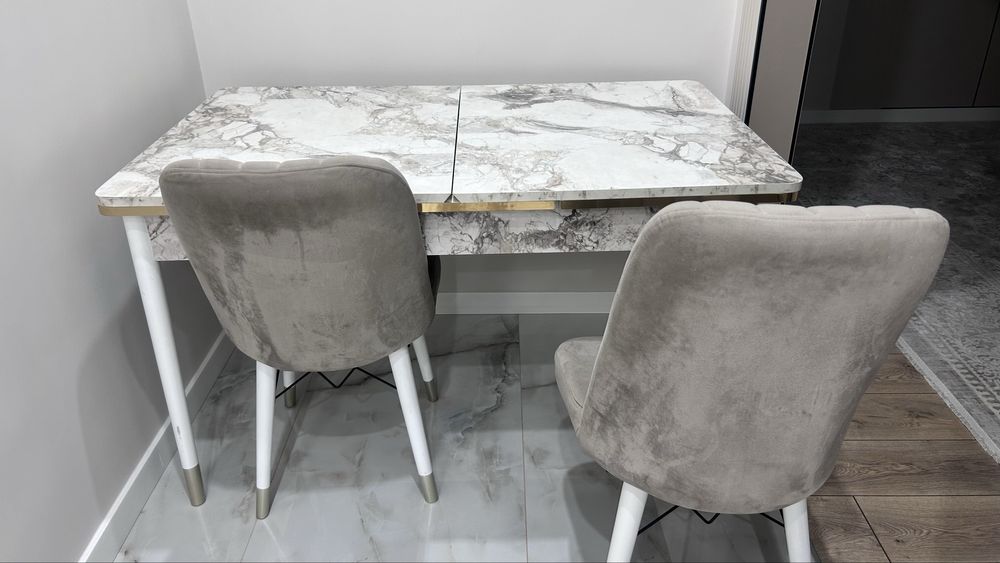 Стол со стульями