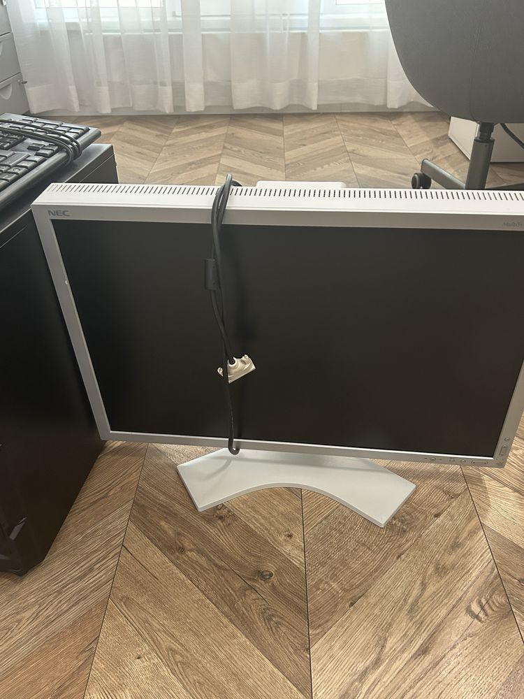 Офис компютър с монитор, мишка и клавиатура