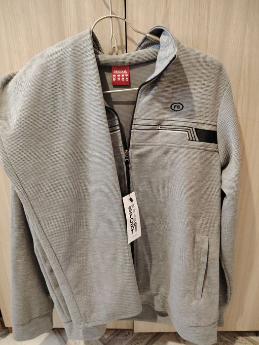 Продам спортивный костюм