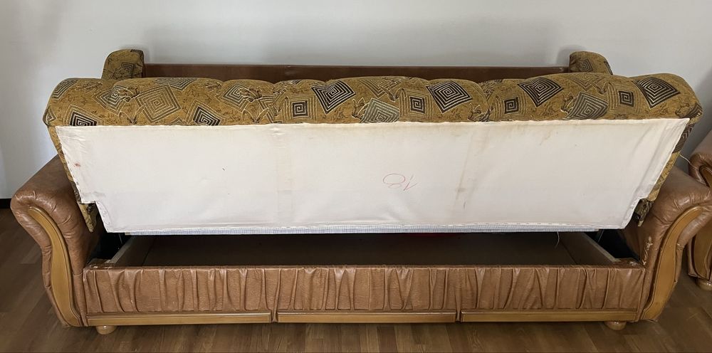 Canapea extensibila cu 2 fotolii.