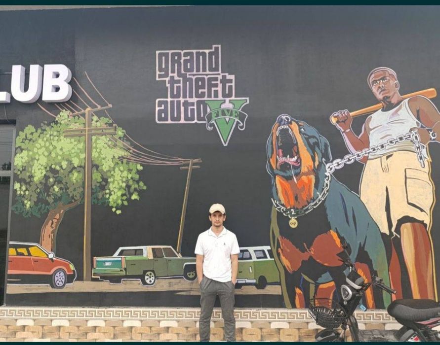 Rassom, Художник, барелеф.