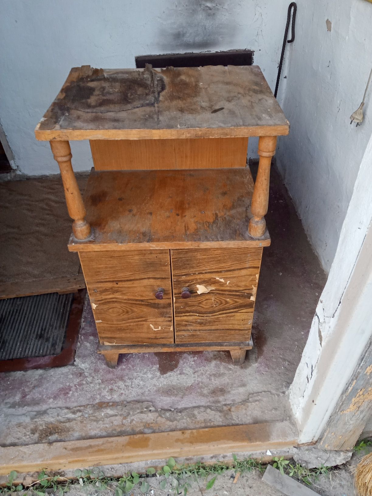 Продам тумбочку в ,