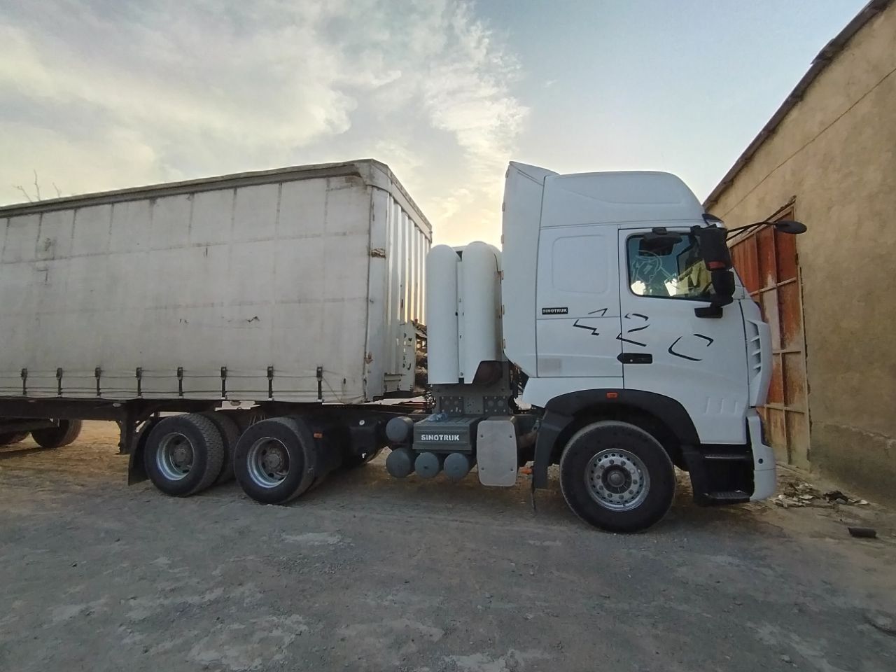 HOWO A7 + KRONE прицеп Сотилади