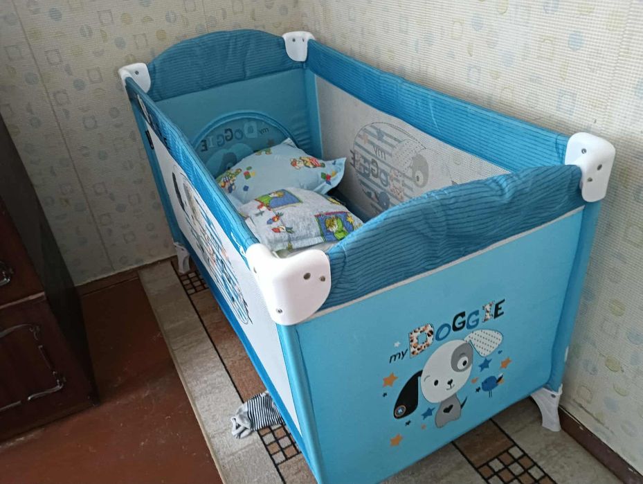 Преносима бебешка кошара в отлично състояние