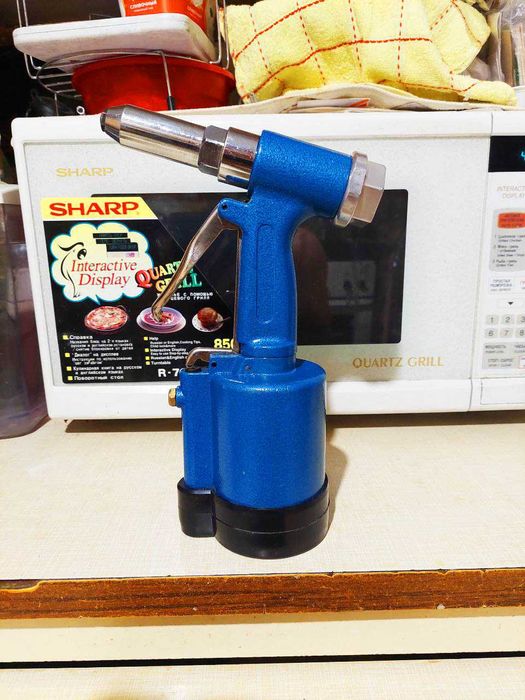 продам заклепочный пистолет пневматический