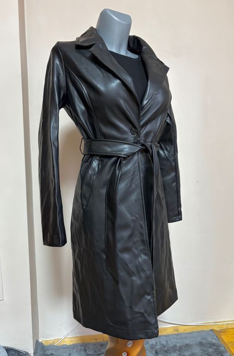 Черно кожено палто