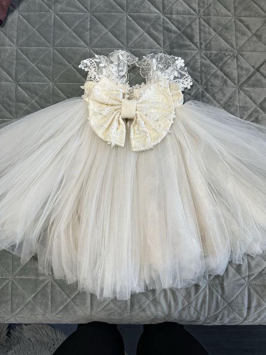 Детска рокля от дантела и тюл