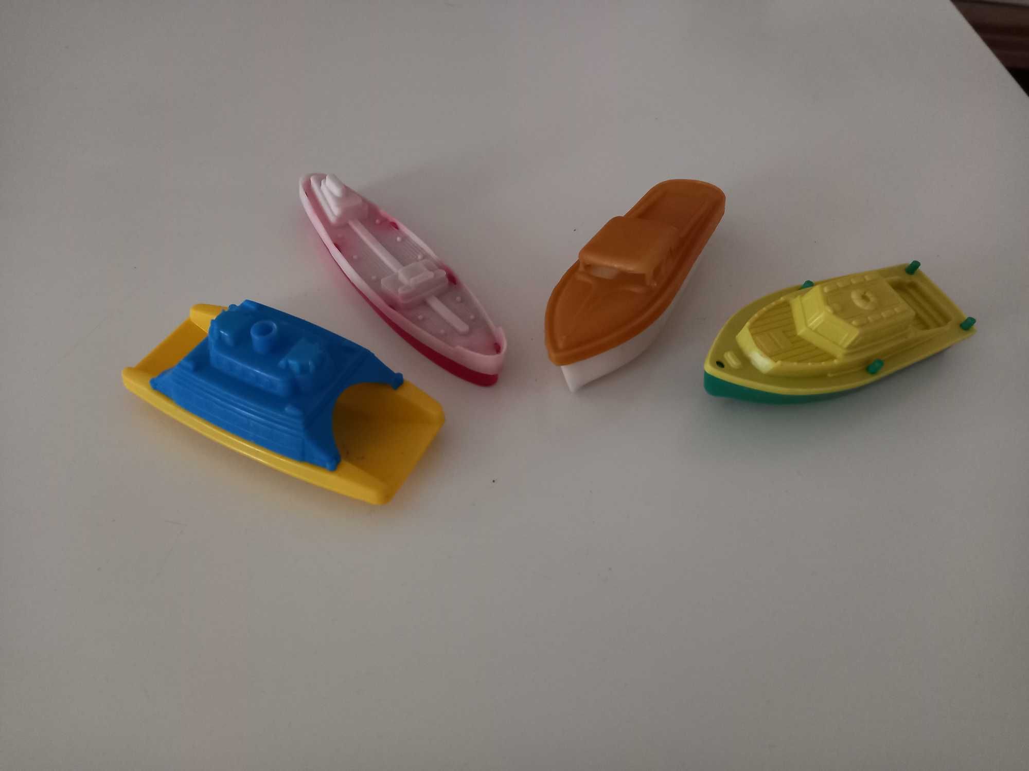 Стари играчки: лодка с пингвини, 4 лодки и 4 Фолксвагена, пластмаса.