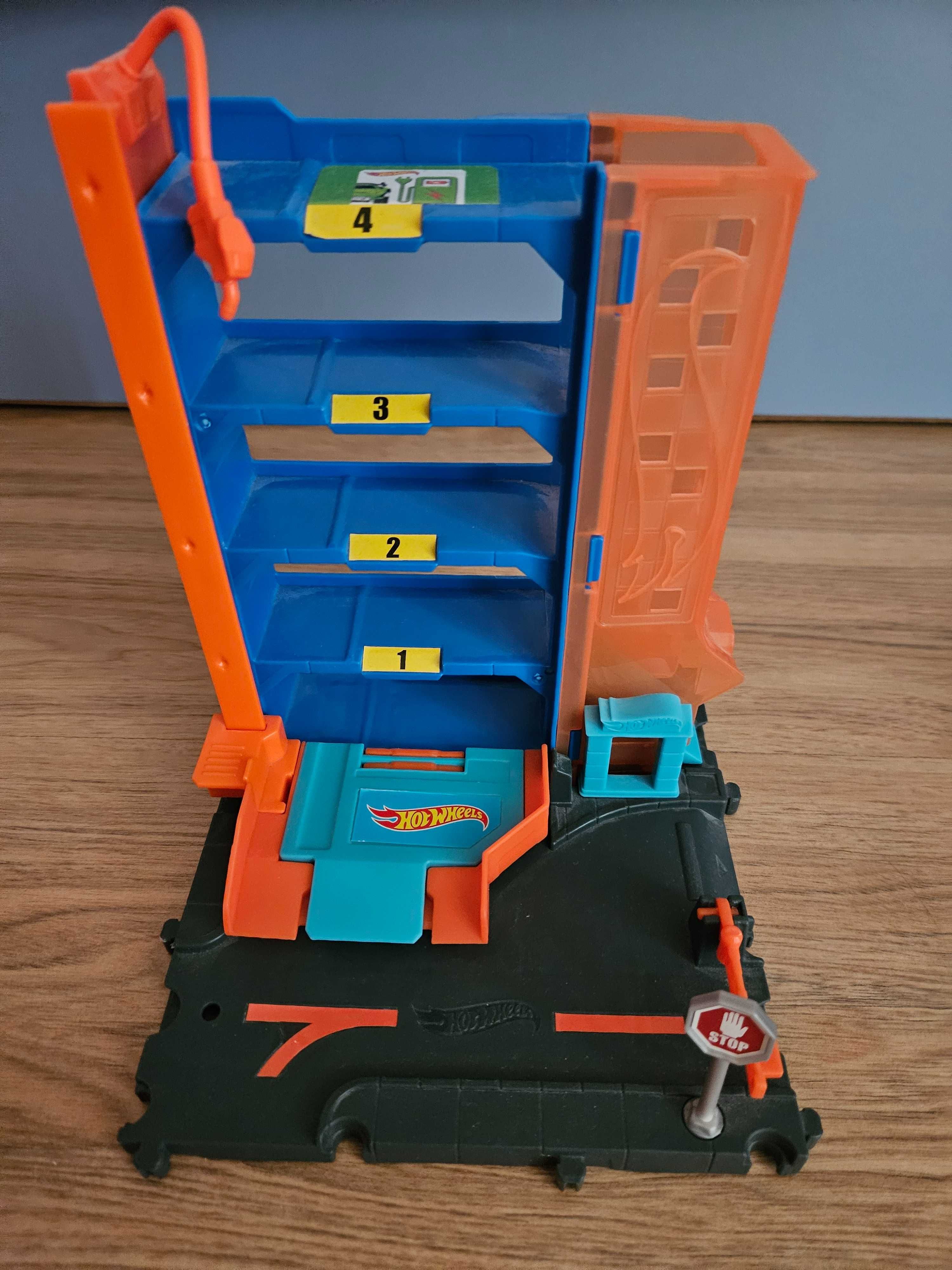 Hot wheels комплект писти, изтрлвачка и гараж/паркинг