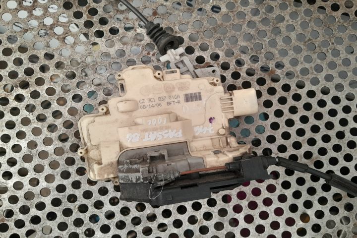 Broasca usa fata dreapta 3C1837016A Volkswagen VW Passat B6  [din 200