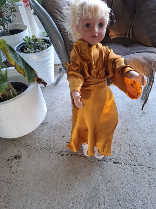 Papusa mare Ialia cu înălțimea de 75 cm blonda