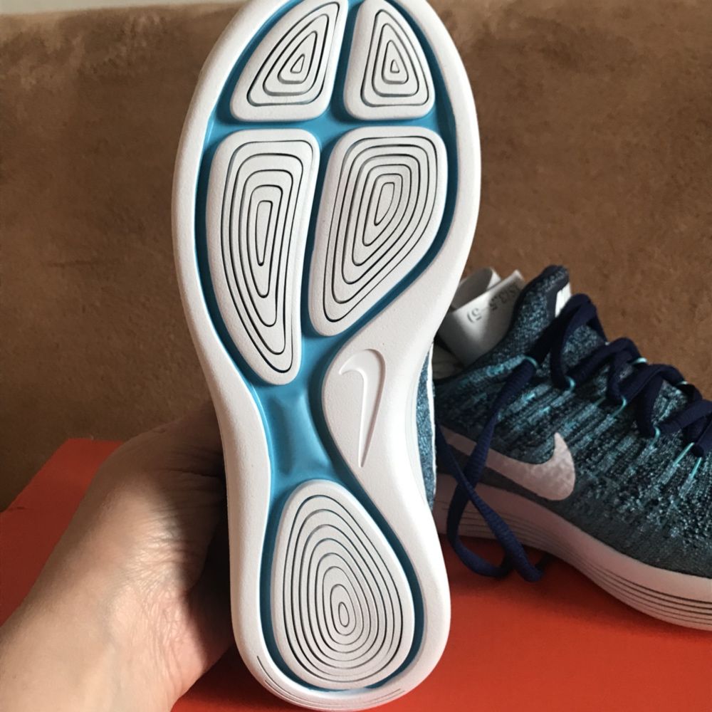 Совершенно новые Nike кроссовки 36