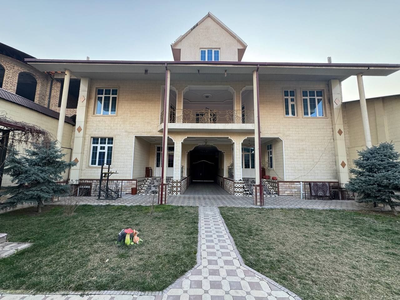 Продается дом 8,5 соток 11 комнат махалла Сабзавод
