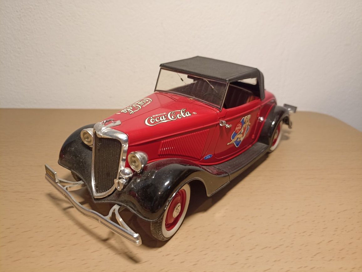 Ford V8, macheta auto la scara 1:19, solido