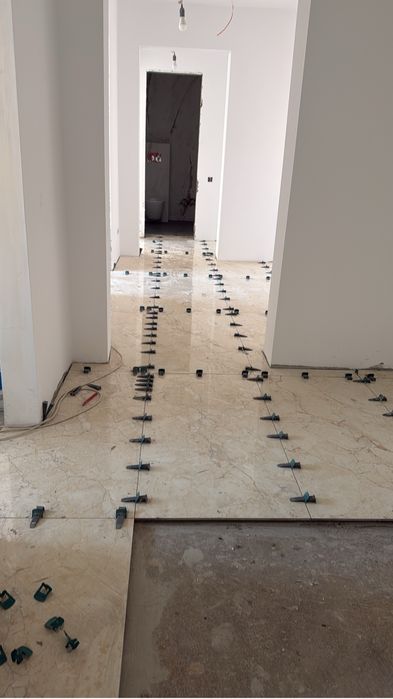 Instalatii sanitare, electrice, amenajari (gresie, parchet etc)