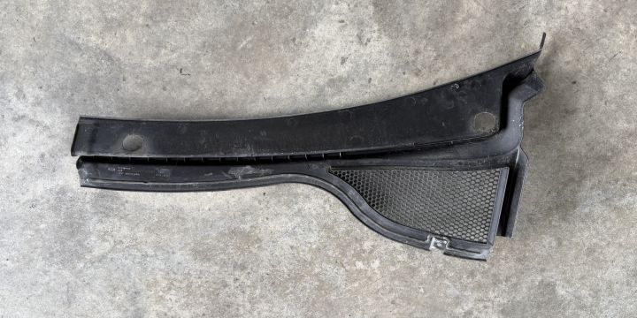 Grila stergator dreapta 5N2819404 Volkswagen VW Tiguan prima generati