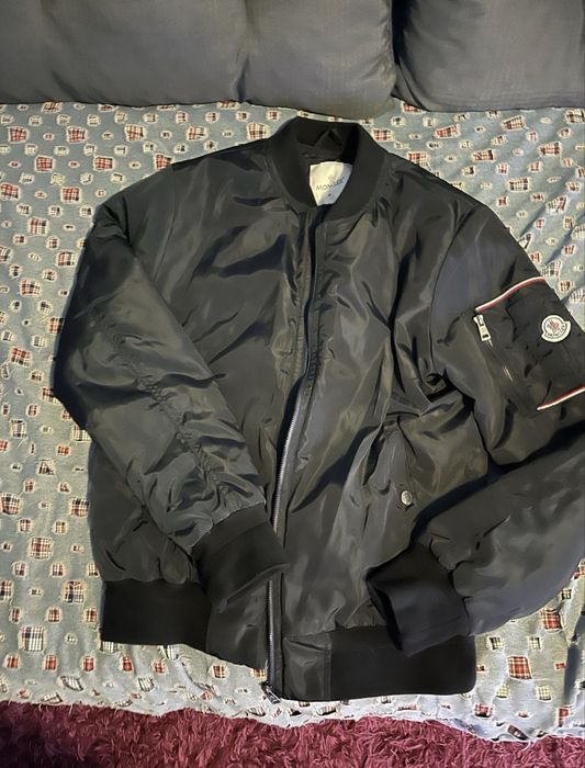 Moncler бомбер яке
