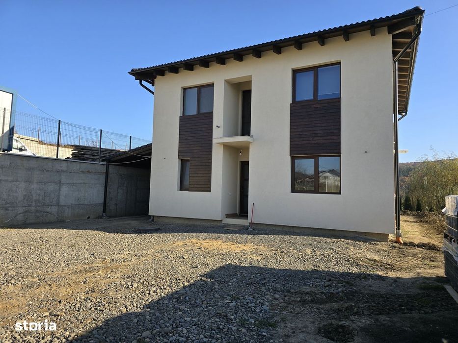 Casa  4 camere,2 bai,136 mp, 550 mp teren zona Corunca