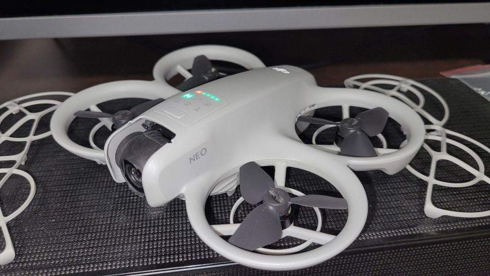 Drona DJI Neo cu acumulator