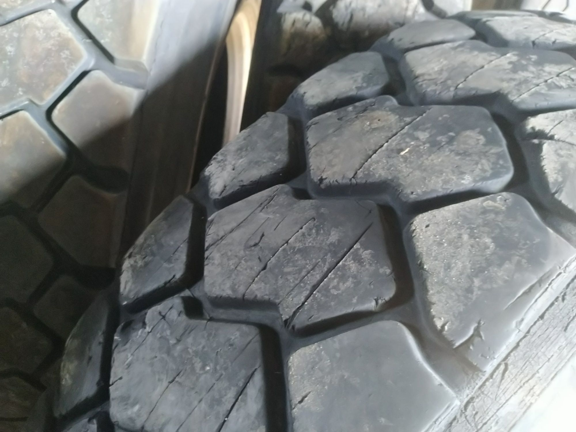 Гуми 315/80 R 22.5  100 лв .
