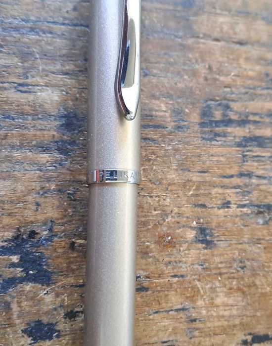 писалка Пеликан Pelikan бежова и сребрист метал в кутия