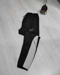 Pantaloni bărbați Nike