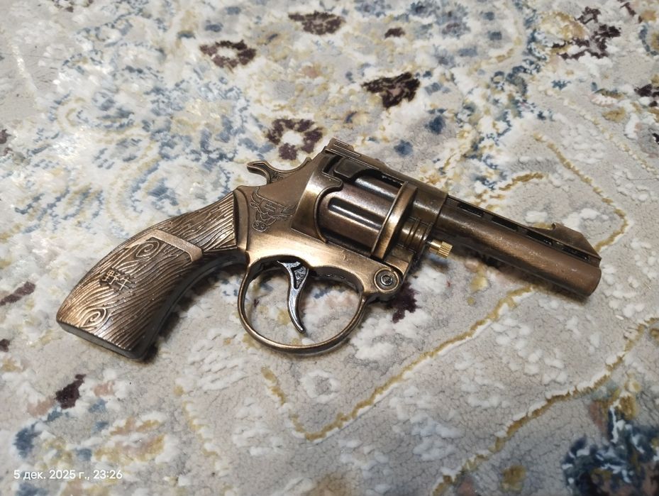 Игрушечный пистолет с пистонами