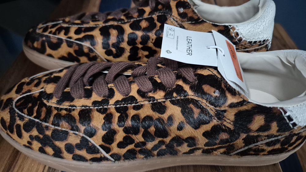 Чисто нови сникърси с естествен косъм