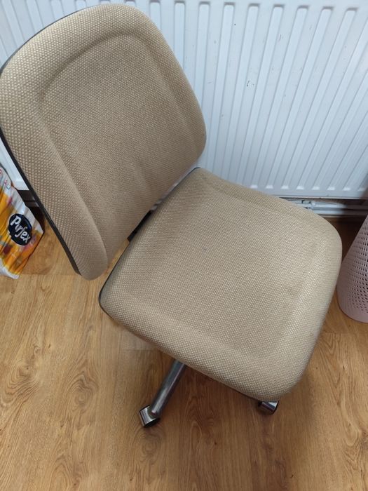 Vând un scaun de birou