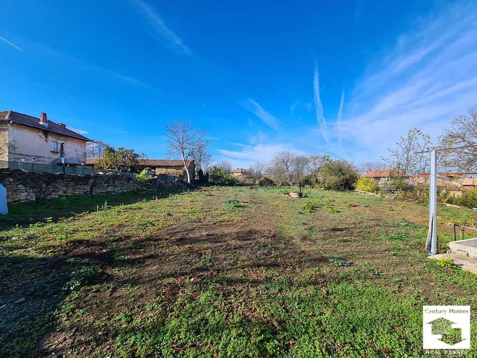 140329 Къща с равен двор и кладенец, в добро състояние, в с. Дъскот