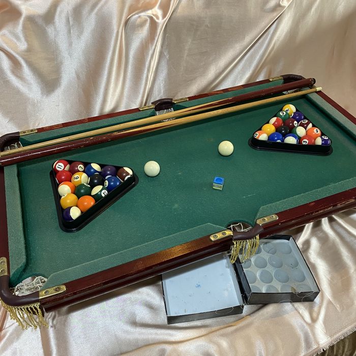 Masa de biliard, stare foarte buna, cu elemente din lemn si piele