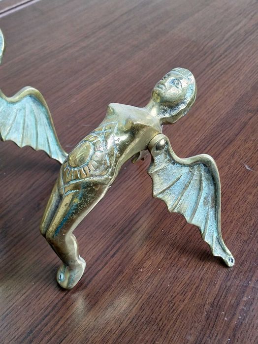 Масивни месингови фигури на ангели