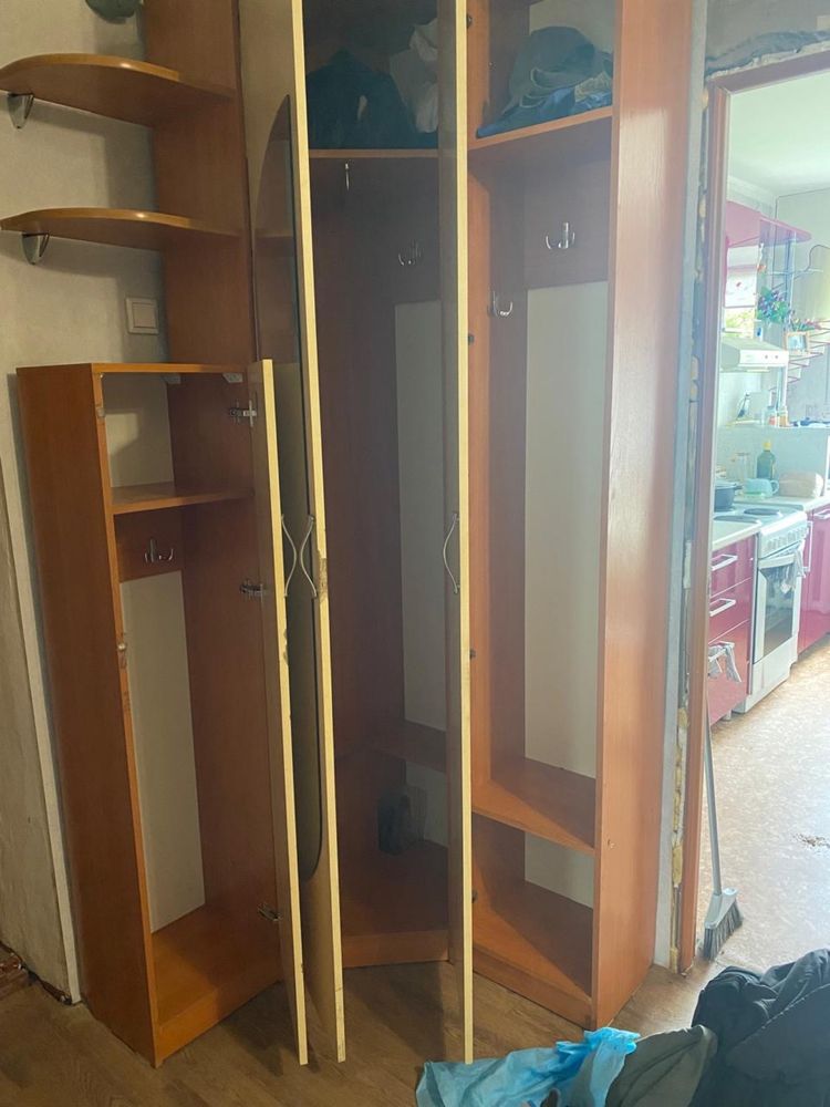 Продам угловой шкаф в прихожую