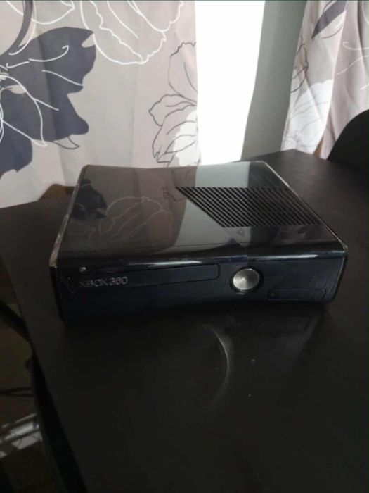 Vând Xbox 360S în stare bună de funcționare