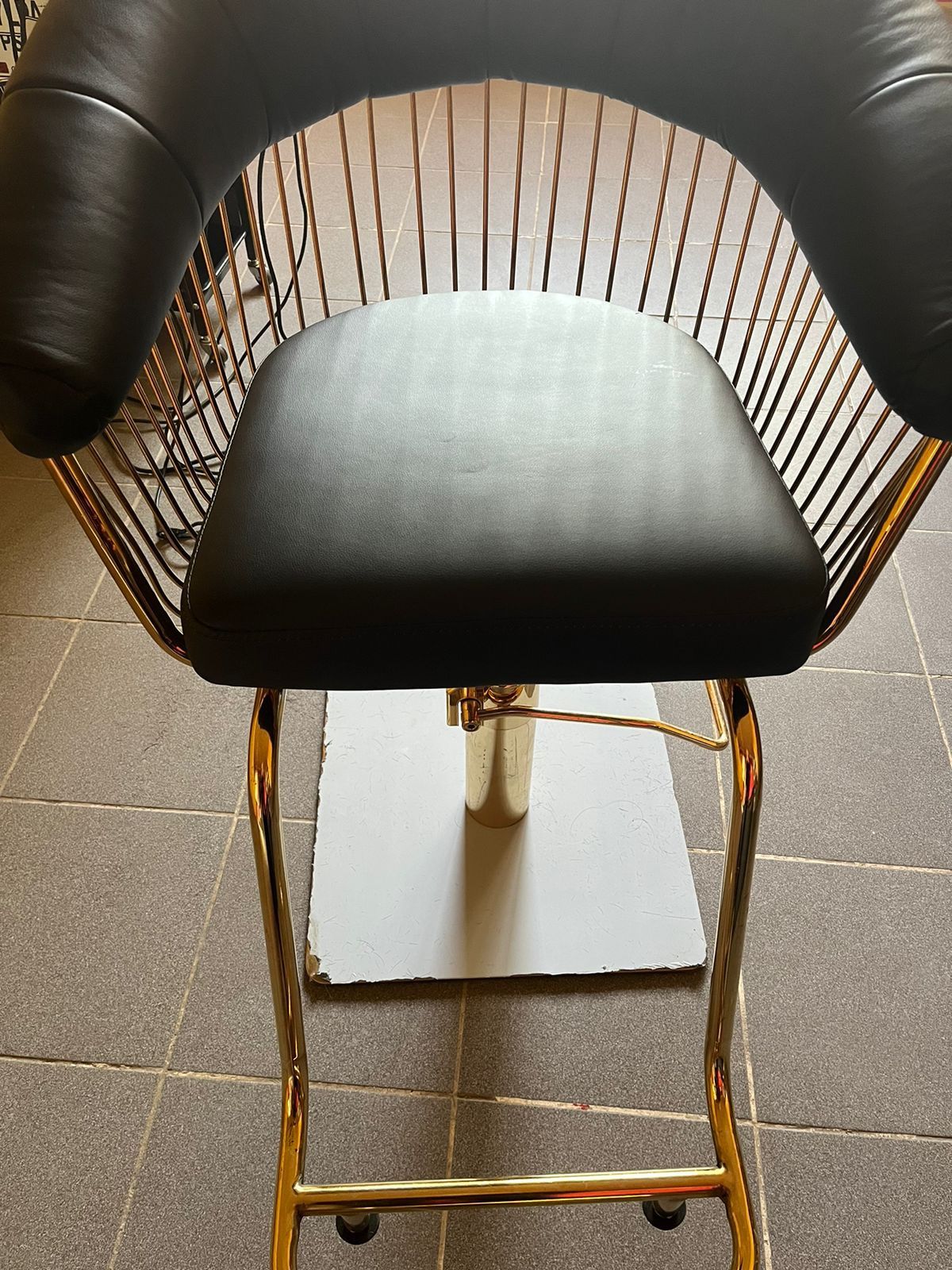 Парикмахерское кресло  в идеальном состоянии.