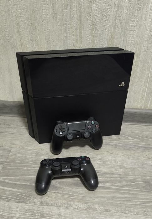 Playstation 4 - 2 Джойстика с Топ Играми