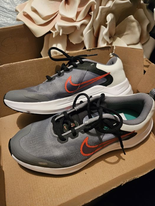 Adidasi Nike noi  38