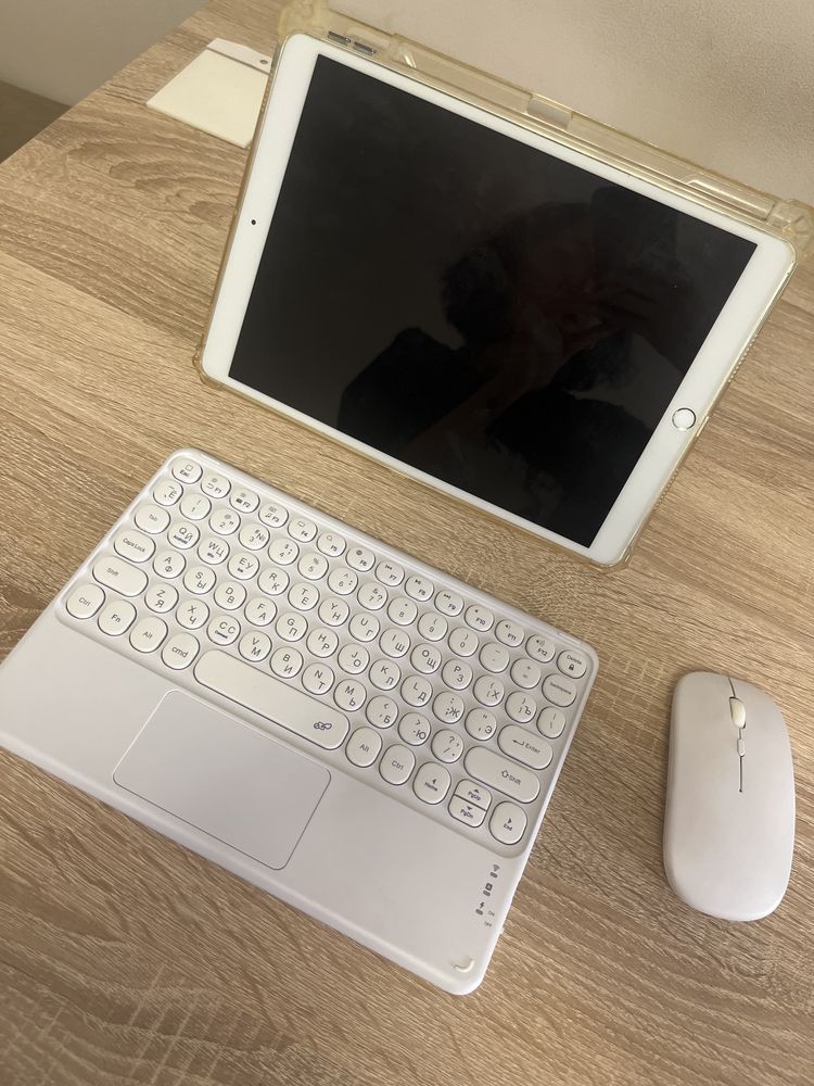 Продам клавиатуру для ipad, с мышкой, в идеальнольном состоянии