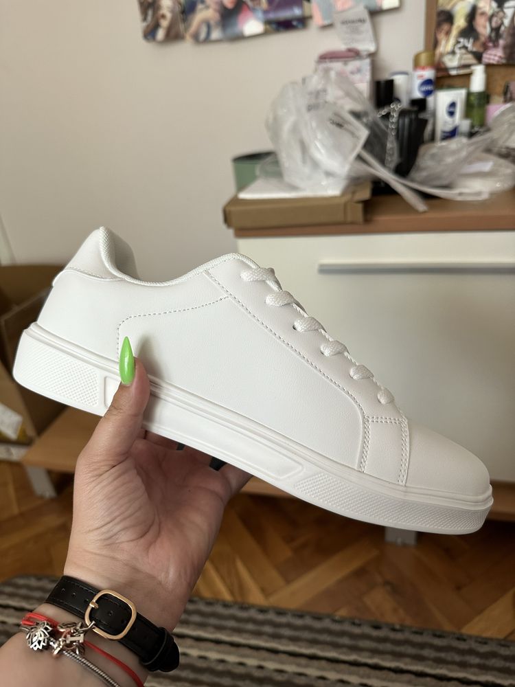 Чисто нови бели обувки (43 номер)