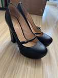 Обувки с висок ток GUESS