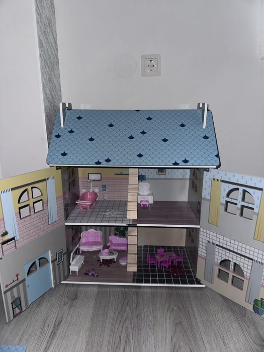 Дървена къща за кукли